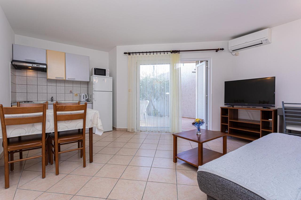 Apartments Crnekovic I Zarok Baska  Exterior photo