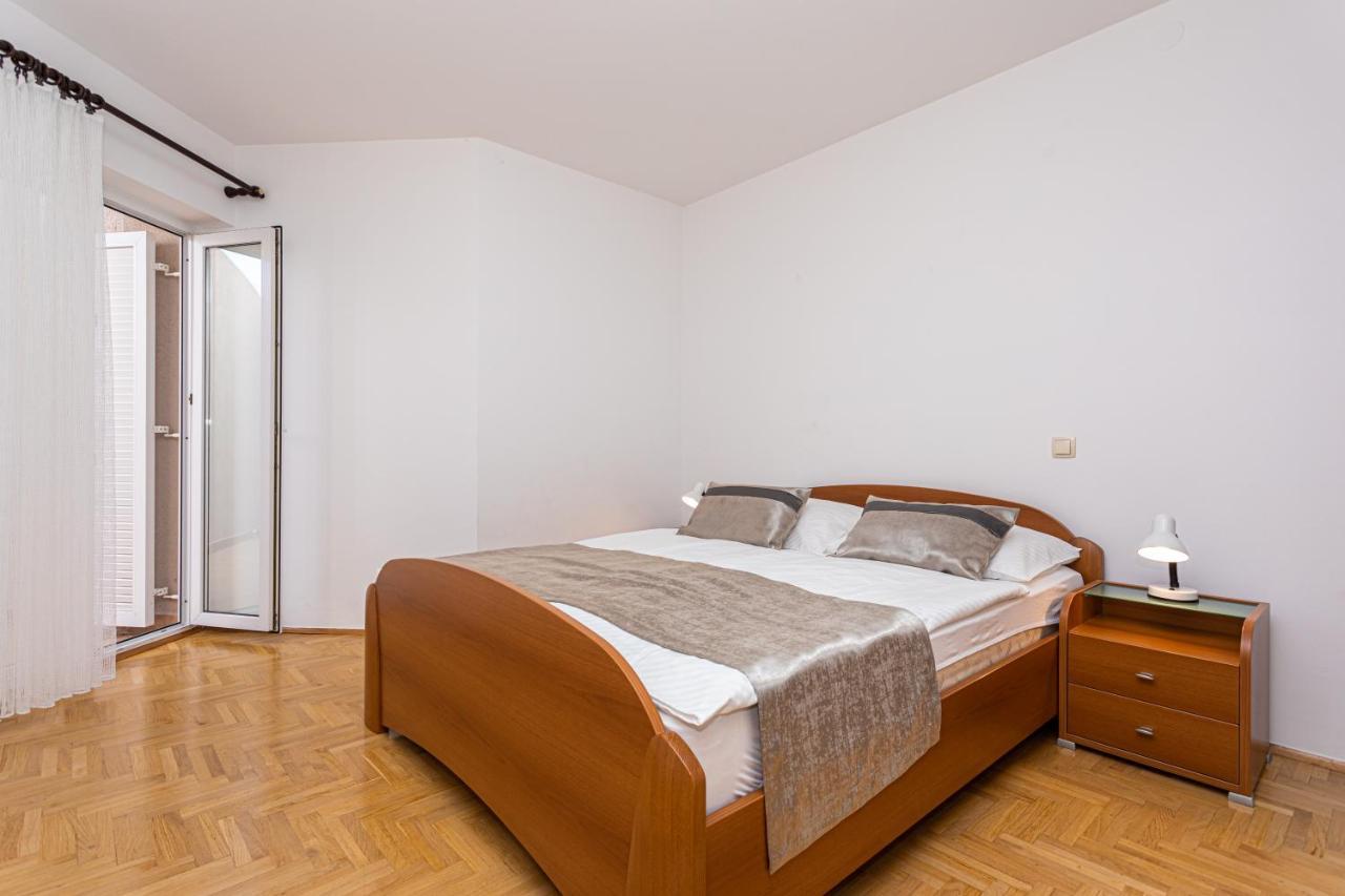 Apartments Crnekovic I Zarok Baska  Exterior photo