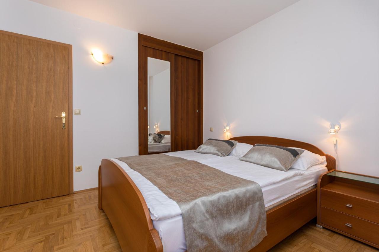 Apartments Crnekovic I Zarok Baska  Exterior photo