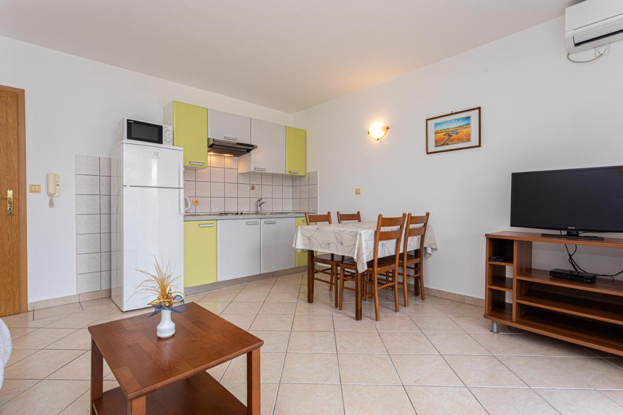 Apartments Crnekovic I Zarok Baska  Exterior photo