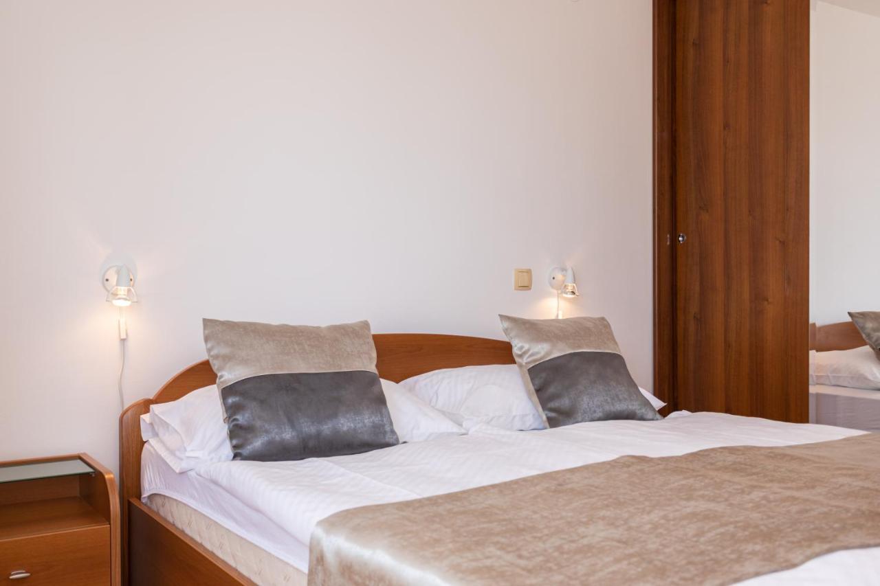 Apartments Crnekovic I Zarok Baska  Exterior photo